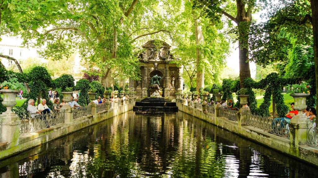 Luxembourg Garden fountian in Paris