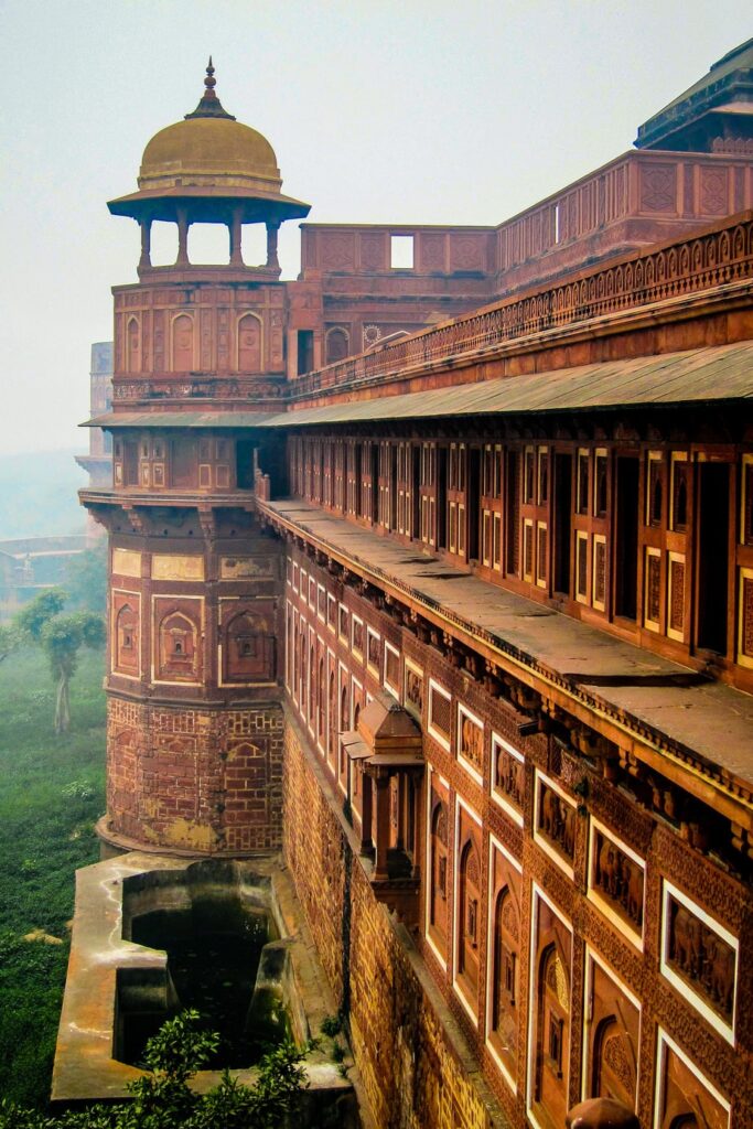 The tourist attractions in Agra - #agra #india #taj #tajmahal #rajathan #goldentriangle #travel #seasia #travelblogger #blogpost #whattosee #whattodo #tourist #attractions #fatehpursikri #fort #agrafort #bazaar #streetfood