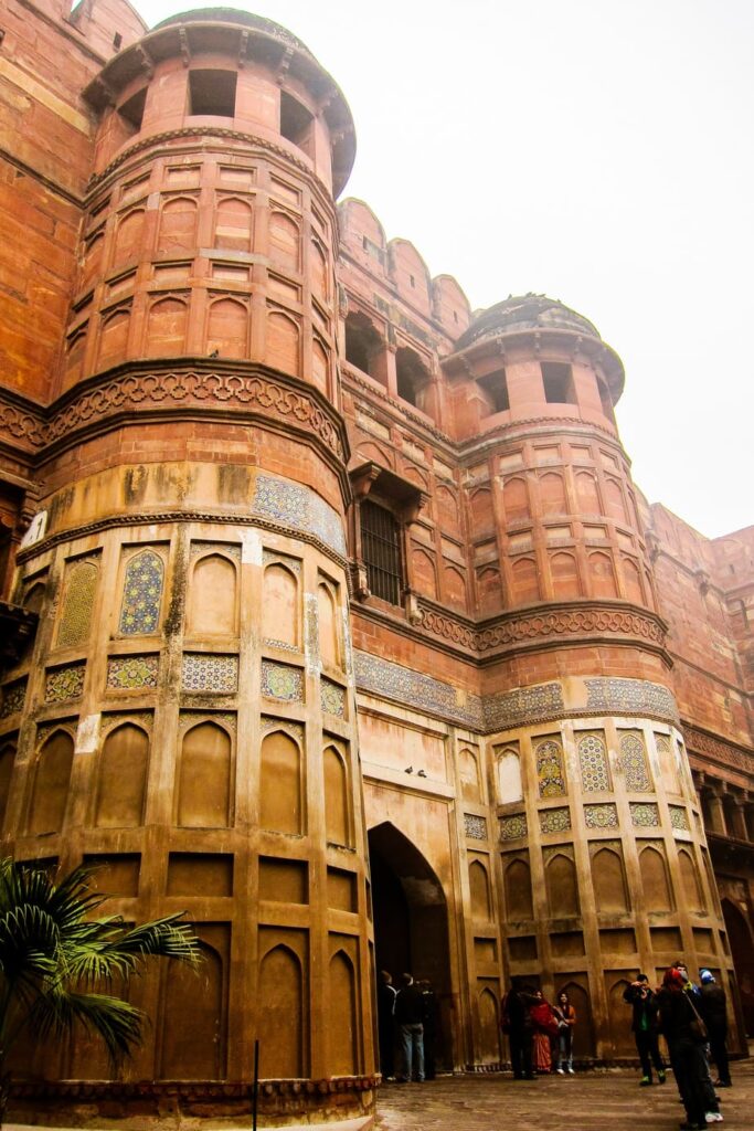 The tourist attractions in Agra - #agra #india #taj #tajmahal #rajathan #goldentriangle #travel #seasia #travelblogger #blogpost #whattosee #whattodo #tourist #attractions #fatehpursikri #fort #agrafort #bazaar #streetfood
