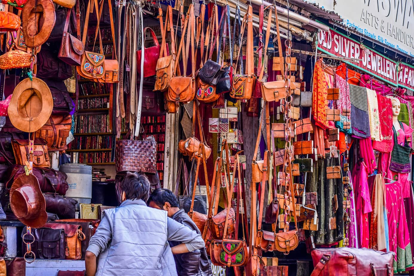 Discover the tourist attractions beyond the Taj Mahal - #agra #india #travel #travelblogger #travelblog #seasia #asia #rajasthan #tajmahal #streetfood #bazaar #markets #UNESCO #fort