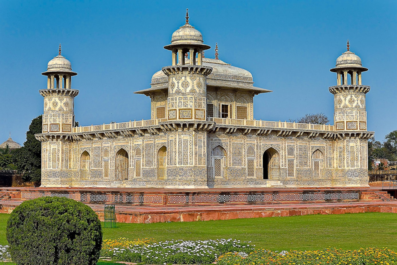 The tourist attractions in Agra - #agra #india #taj #tajmahal #rajathan #goldentriangle #travel #seasia #travelblogger #blogpost #whattosee #whattodo #tourist #attractions #fatehpursikri #fort #agrafort #bazaar #streetfood 