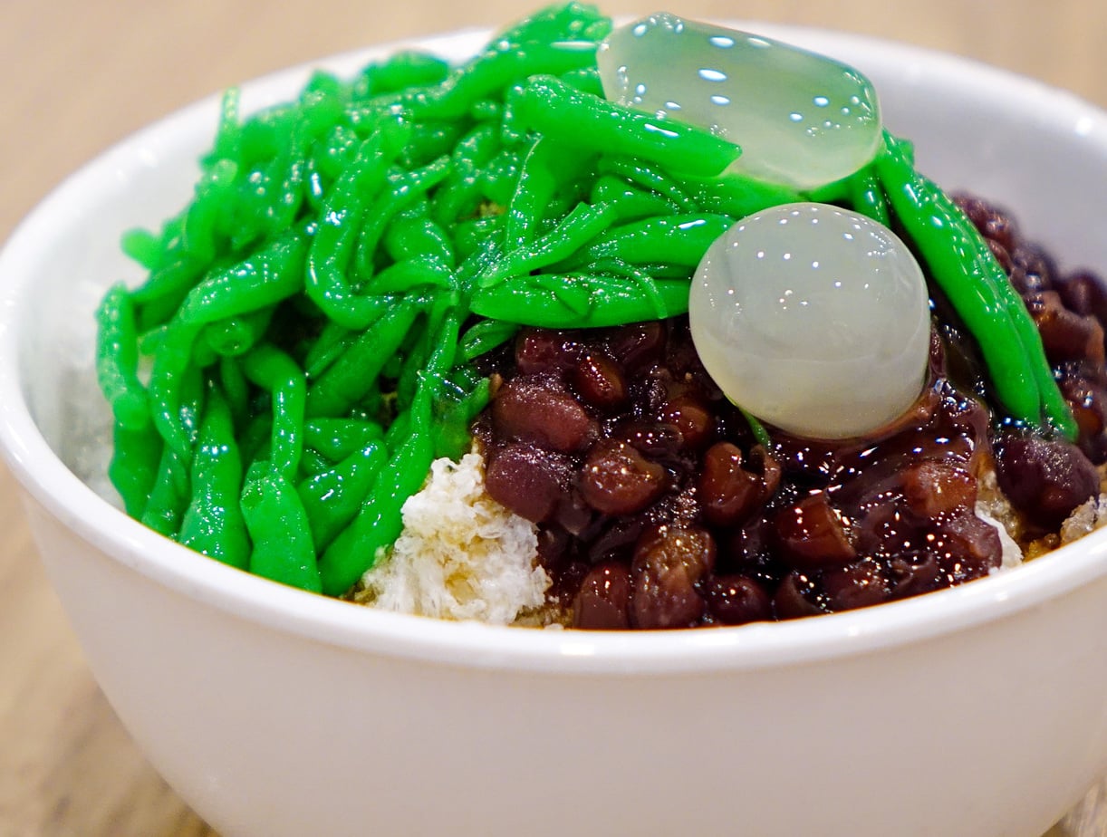 Discover the iconic food of Singapore - #singapore #foodie #travel #foodieguide #noodles #crab #SEAsia #SEAsiafood #gourmet #history #nonya #peranakan #cendol #chendol