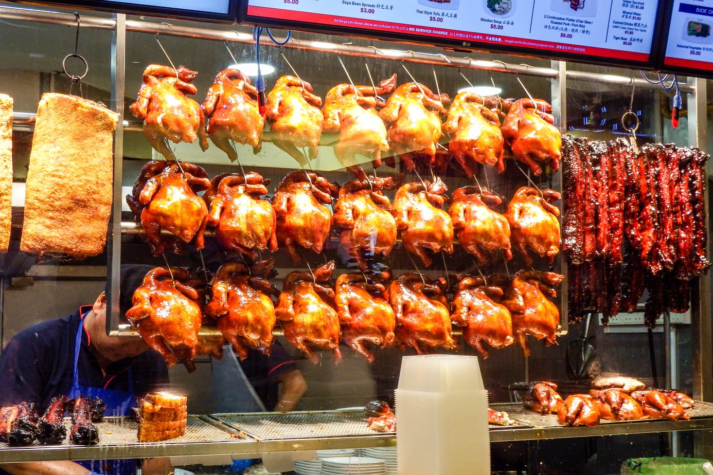 Discover the iconic food of Singapore - #singapore #foodie #travel #foodieguide #noodles #crab #SEAsia #SEAsiafood #gourmet #history #nonya #peranakan #hawkerchan #hawker #michelin