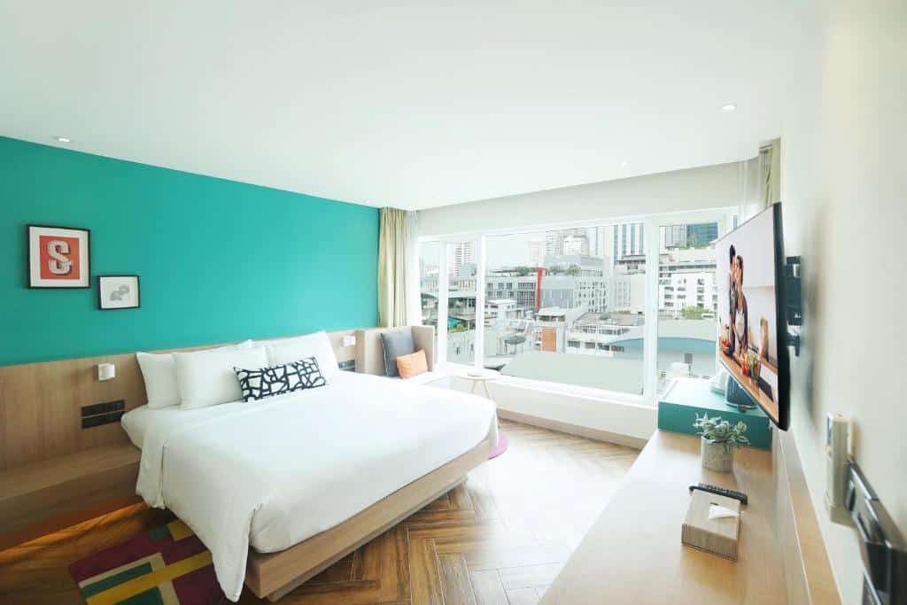 Modern boutique hotel room at SQ Boutique Sukhumvit with bright design