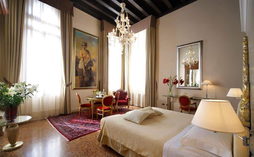 Bedroom at Hotel Liassidi Palace in Venice with classic Venetian decor