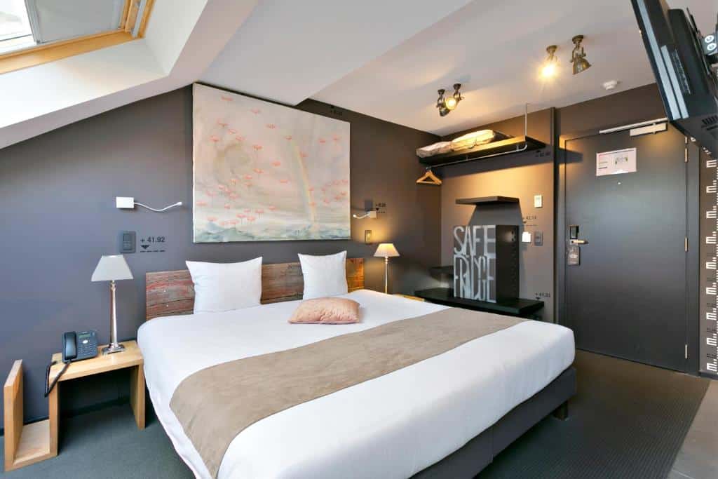 Modern boutique room at Hotel Saint-Géry Brussels with bold décor