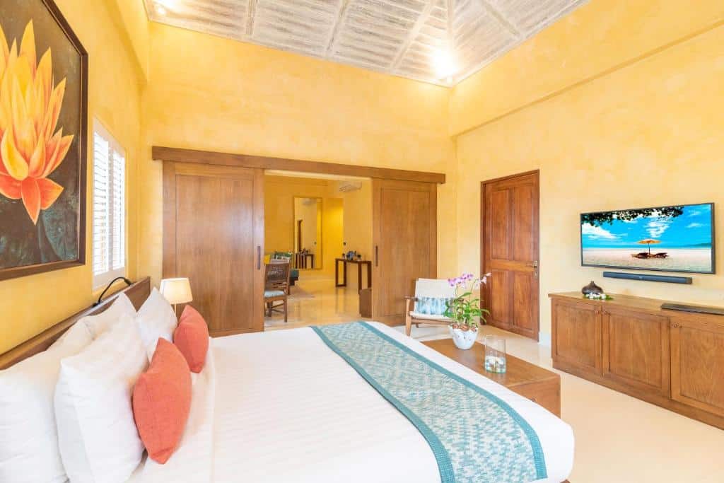 Cosy Thai-style bedroom with canopy bed at Buri Rasa Village Samui