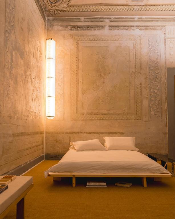 Minimalist bedroom with high ceilings and pared-back furniture