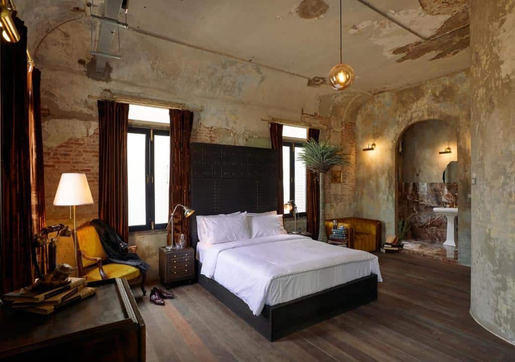 The Mustang Blu Bangkok with distressed walls, dark wood floors and vintage décor