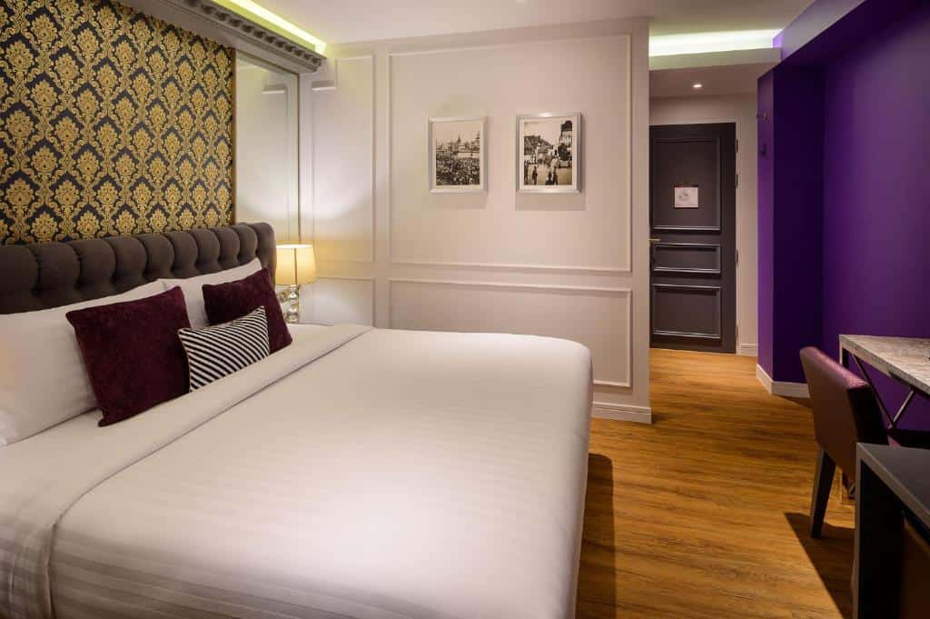 Stylish bedroom at Villa de Khaosan Bangkok with modern déco