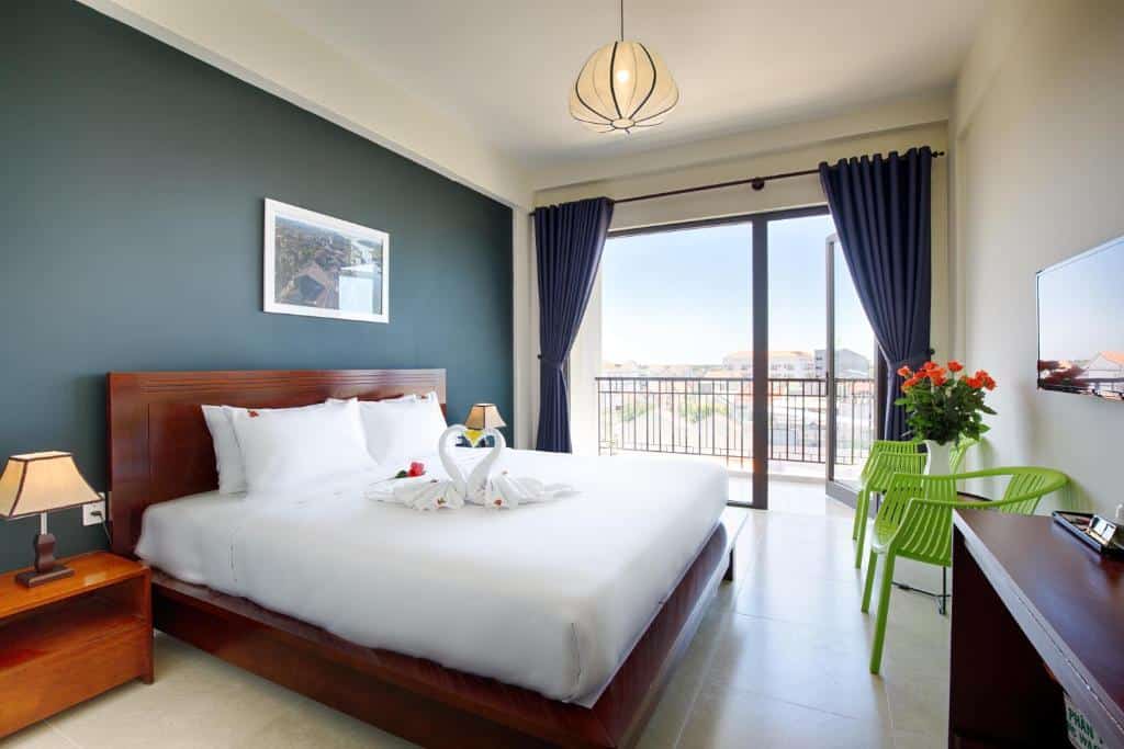 Budget-friendly hotel room with modern decor at Green Apple Hotel Hoi An.