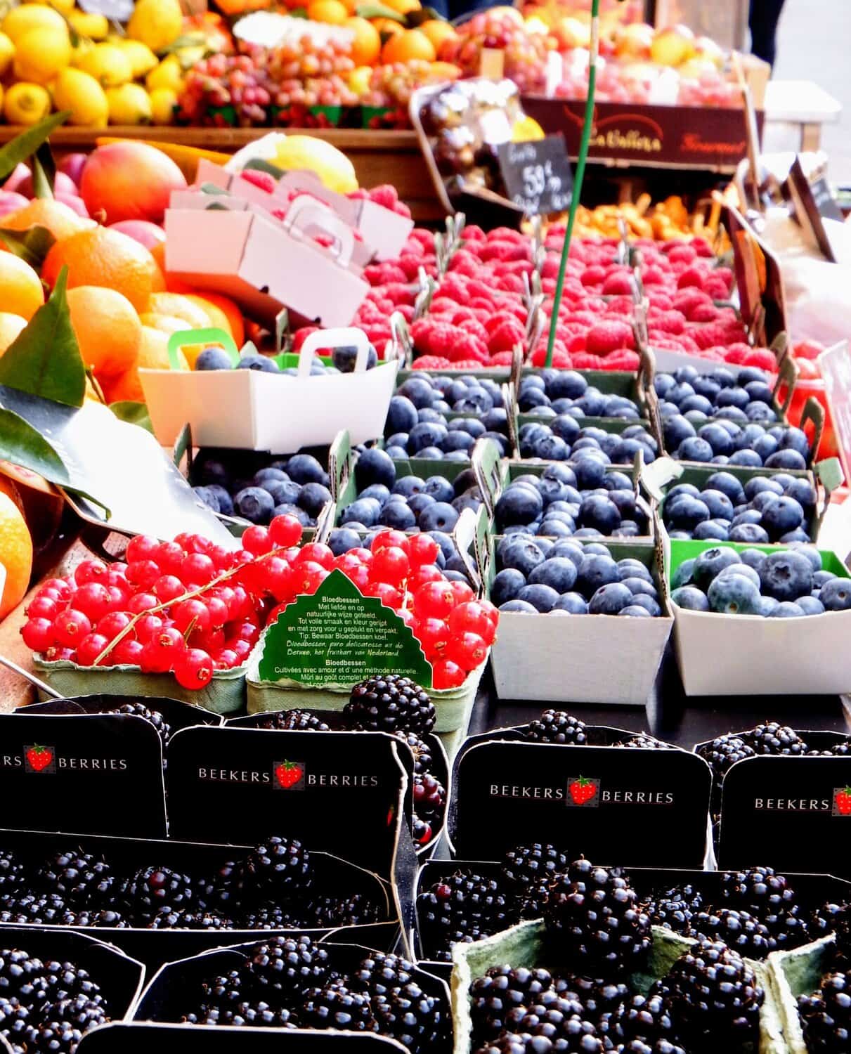 Fresh berries at a local market, symbolising food and travel experiences on GastroTravelogue.