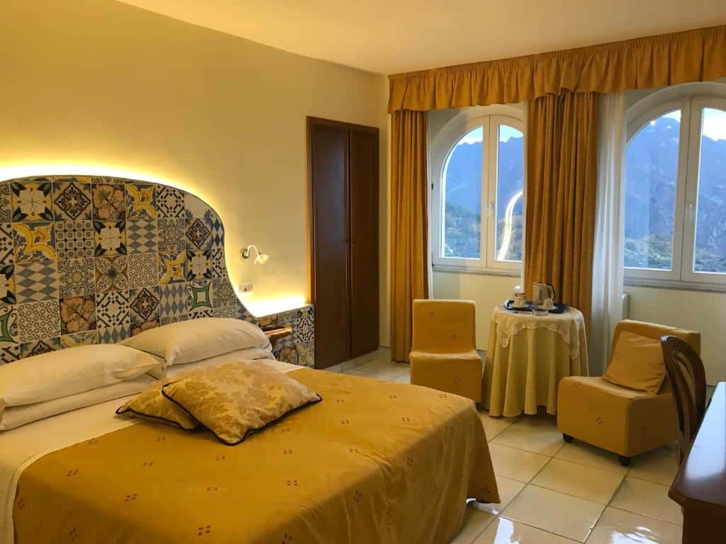 Guest room with tiled headboard at Hotel Bonadies,