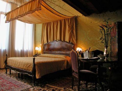 Bedroom at Palazzo Abadessa boutique hotel in Venice with classic Venetian decor