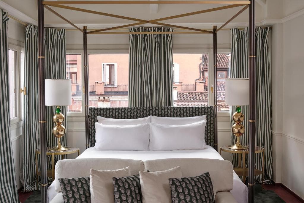 Bedroom at Violino d’Oro hotel in Venice with contemporary design
